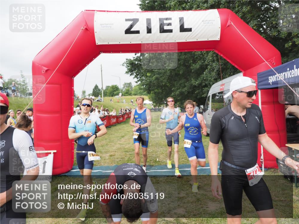 21.06.2025 - 27. Vierlanden-Triathlon MichiJ http://msf.ph/oto/8035119 15.06.2026 12:58:55 Ziel 122, 662, 995, 996, 997, 998, 1010, 1011, 1012, 1013, 1038 meine-sportfotos.de