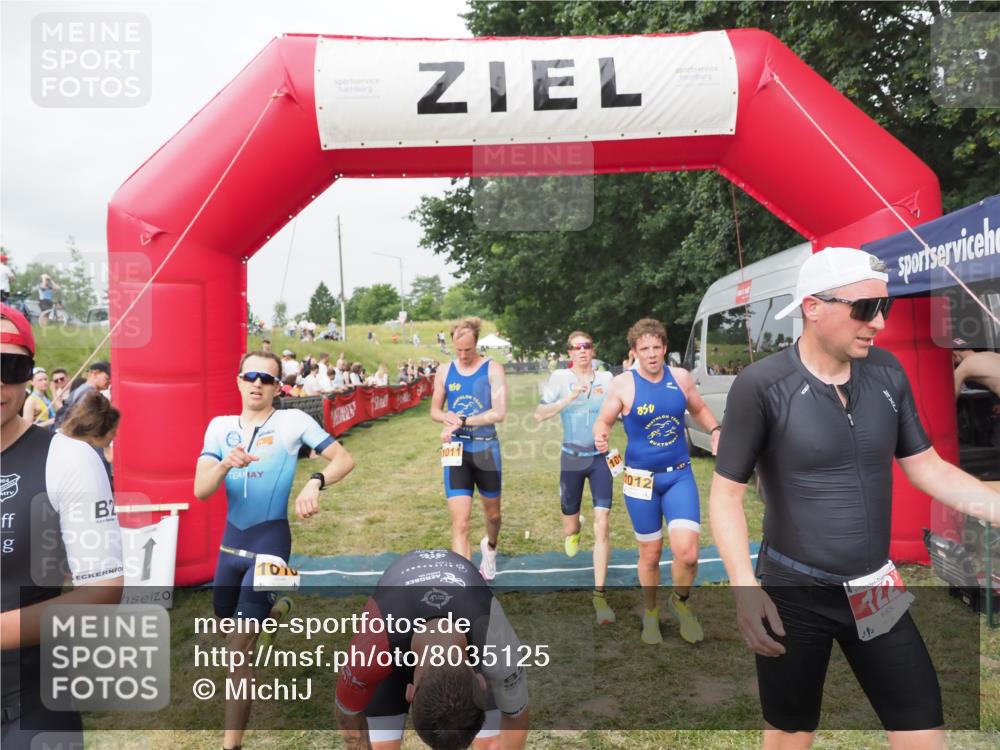 21.06.2025 - 27. Vierlanden-Triathlon MichiJ http://msf.ph/oto/8035125 15.06.2026 12:58:55 Ziel 122, 662, 995, 996, 997, 998, 1010, 1011, 1012, 1013, 1038 meine-sportfotos.de