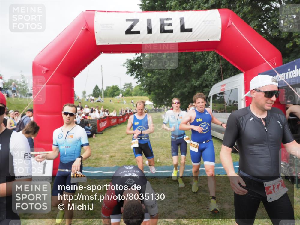 21.06.2025 - 27. Vierlanden-Triathlon MichiJ http://msf.ph/oto/8035130 15.06.2026 12:58:55 Ziel 122, 662, 995, 996, 997, 998, 1010, 1011, 1012, 1013, 1038 meine-sportfotos.de