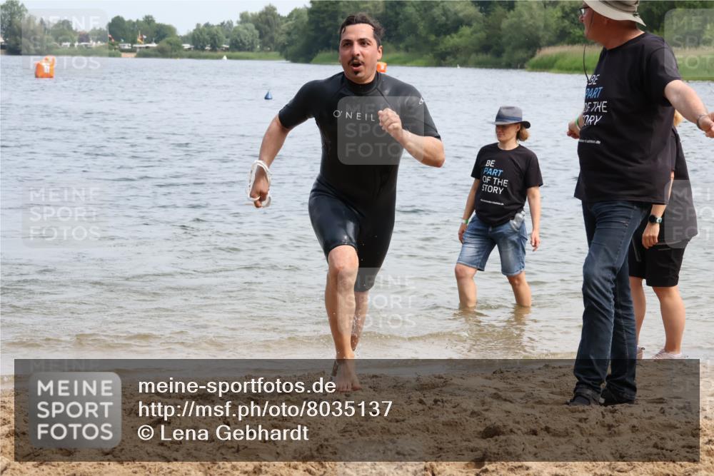 21.06.2025 - 27. Vierlanden-Triathlon Lena Gebhardt http://msf.ph/oto/8035137 15.06.2025 11:21:24 Schwimmen 931, 967 meine-sportfotos.de