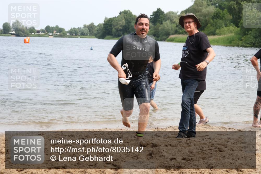 21.06.2025 - 27. Vierlanden-Triathlon Lena Gebhardt http://msf.ph/oto/8035142 15.06.2025 11:21:24 Schwimmen 931, 967 meine-sportfotos.de