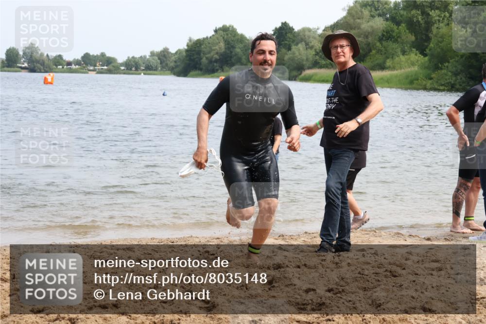 21.06.2025 - 27. Vierlanden-Triathlon Lena Gebhardt http://msf.ph/oto/8035148 15.06.2025 11:21:24 Schwimmen 931, 967 meine-sportfotos.de