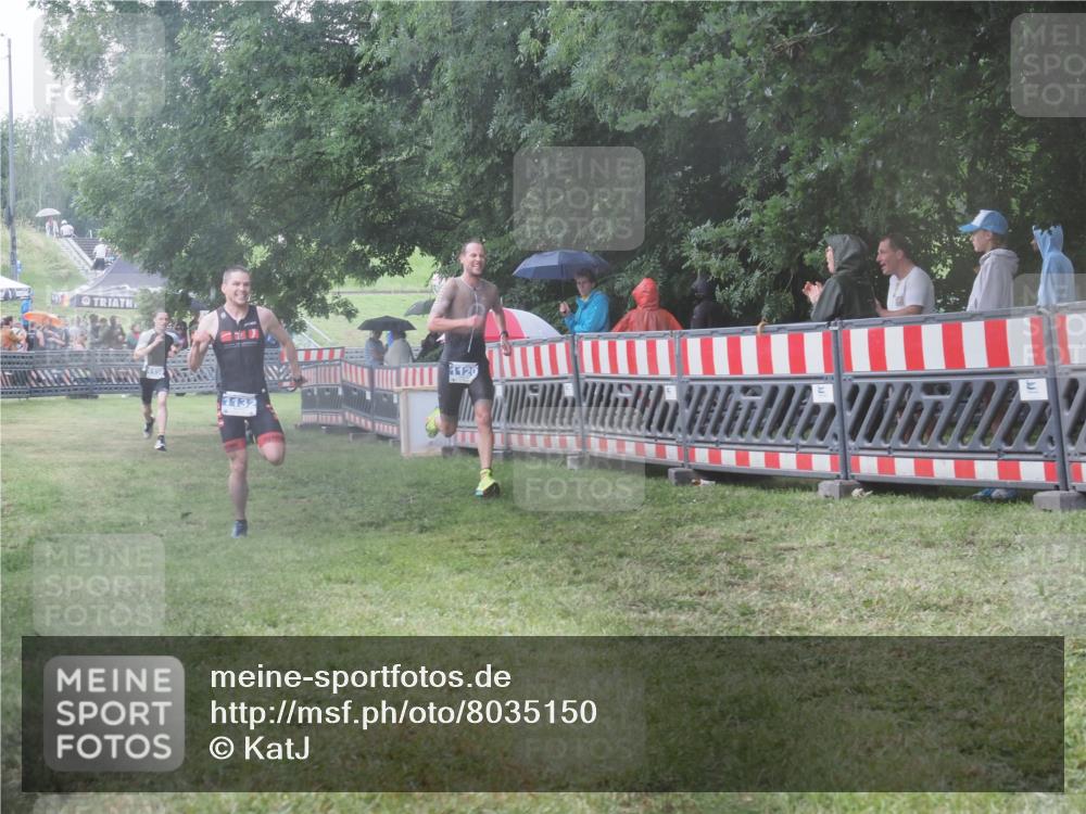 21.06.2025 - 27. Vierlanden-Triathlon KatJ http://msf.ph/oto/8035150 15.06.2025 13:50:49 Ziel 1098, 1108, 1120, 1132, 1134, 1136 meine-sportfotos.de