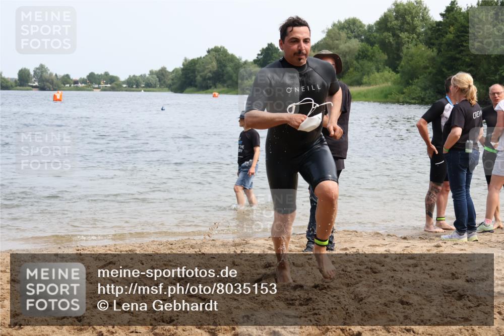 21.06.2025 - 27. Vierlanden-Triathlon Lena Gebhardt http://msf.ph/oto/8035153 15.06.2025 11:21:25 Schwimmen 931, 967 meine-sportfotos.de