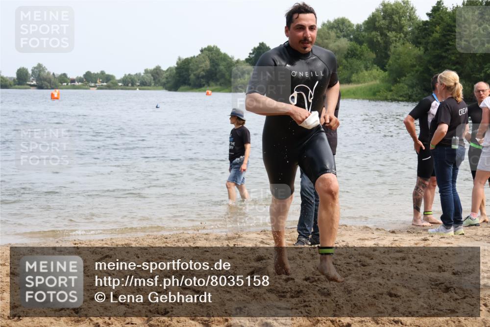 21.06.2025 - 27. Vierlanden-Triathlon Lena Gebhardt http://msf.ph/oto/8035158 15.06.2025 11:21:25 Schwimmen 931, 967 meine-sportfotos.de