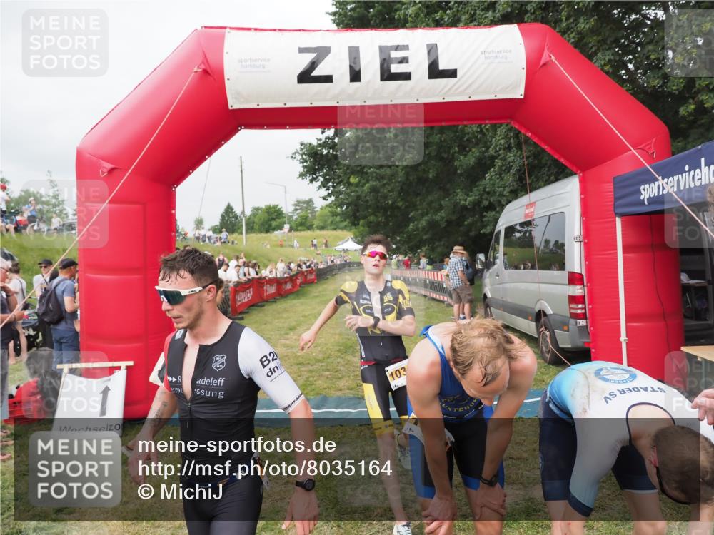 21.06.2025 - 27. Vierlanden-Triathlon MichiJ http://msf.ph/oto/8035164 15.06.2026 12:58:58 Ziel 122, 995, 996, 997, 998, 1010, 1011, 1012, 1013, 1038 meine-sportfotos.de