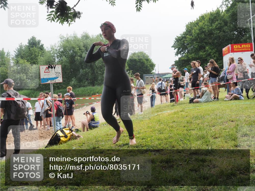 21.06.2025 - 27. Vierlanden-Triathlon KatJ http://msf.ph/oto/8035171 15.06.2025 11:19:39 Schwimmen 875, 895 meine-sportfotos.de