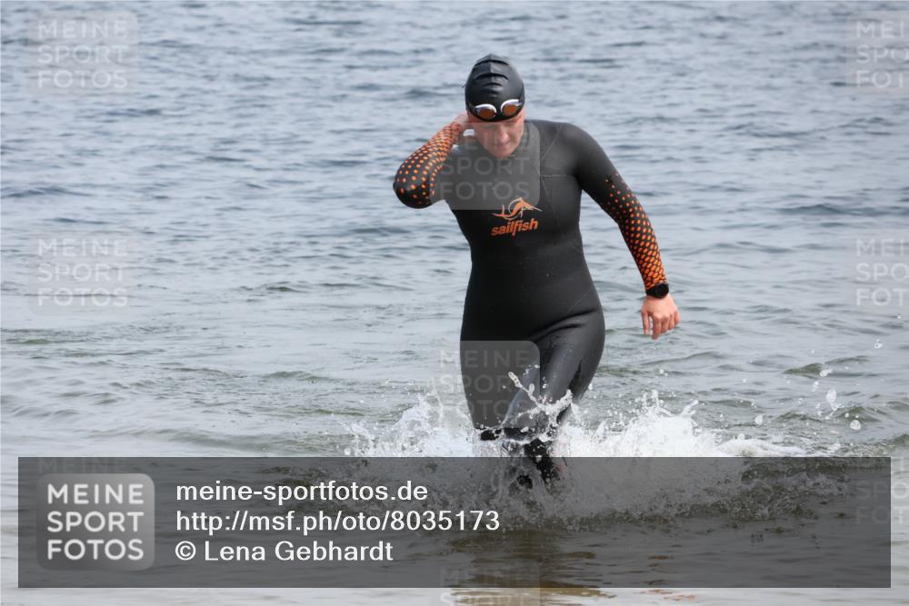 21.06.2025 - 27. Vierlanden-Triathlon Lena Gebhardt http://msf.ph/oto/8035173 15.06.2025 11:21:32 Schwimmen 905, 967 meine-sportfotos.de