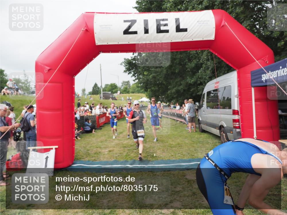 21.06.2025 - 27. Vierlanden-Triathlon MichiJ http://msf.ph/oto/8035175 15.06.2026 12:59:16 Ziel 994, 1014, 1015, 1016, 1018 meine-sportfotos.de