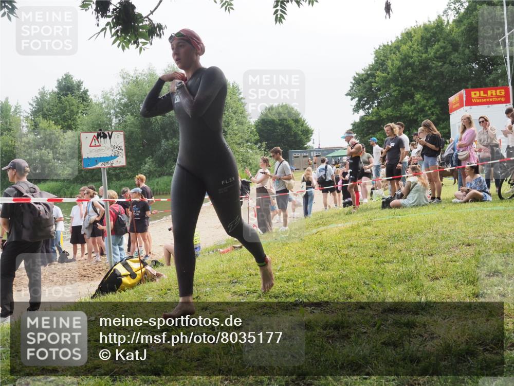 21.06.2025 - 27. Vierlanden-Triathlon KatJ http://msf.ph/oto/8035177 15.06.2025 11:19:39 Schwimmen 875, 895 meine-sportfotos.de