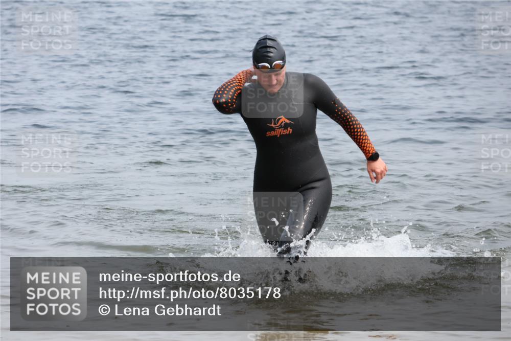 21.06.2025 - 27. Vierlanden-Triathlon Lena Gebhardt http://msf.ph/oto/8035178 15.06.2025 11:21:32 Schwimmen 905, 967 meine-sportfotos.de