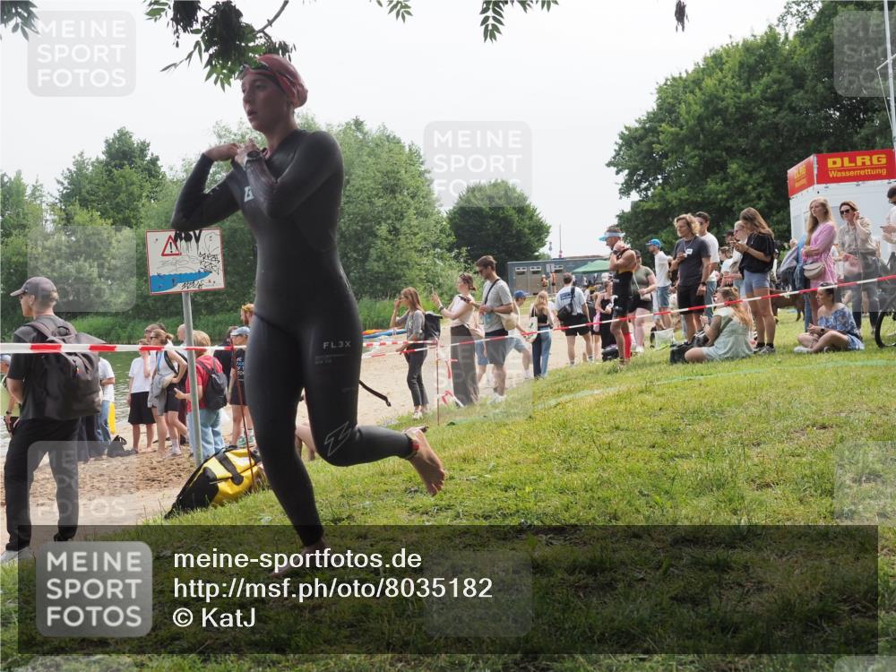 21.06.2025 - 27. Vierlanden-Triathlon KatJ http://msf.ph/oto/8035182 15.06.2025 11:19:39 Schwimmen 875, 895 meine-sportfotos.de