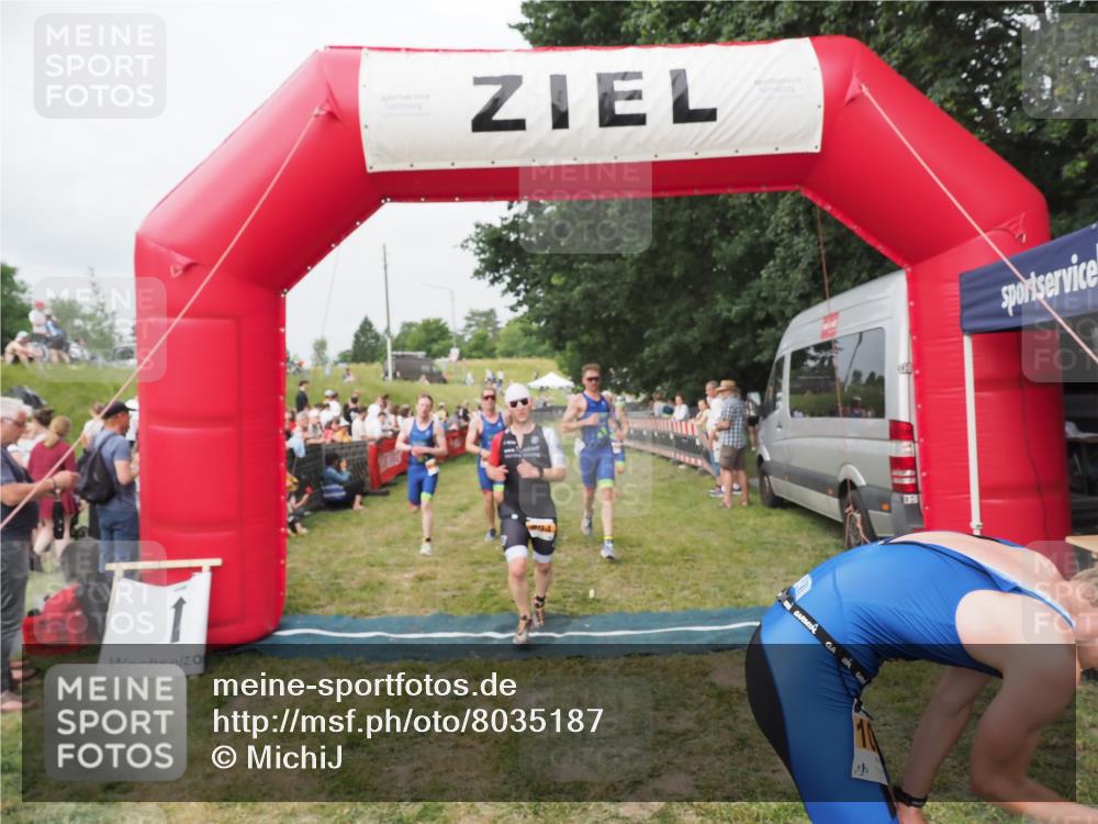 21.06.2025 - 27. Vierlanden-Triathlon MichiJ http://msf.ph/oto/8035187 15.06.2026 12:59:16 Ziel 994, 1014, 1015, 1016, 1018 meine-sportfotos.de