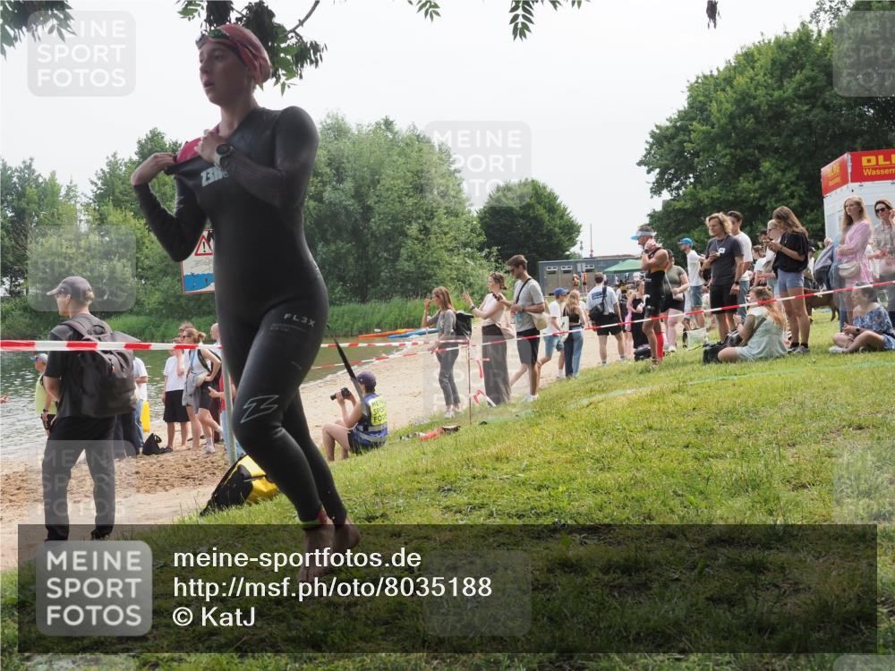 21.06.2025 - 27. Vierlanden-Triathlon KatJ http://msf.ph/oto/8035188 15.06.2025 11:19:39 Schwimmen 875, 895 meine-sportfotos.de