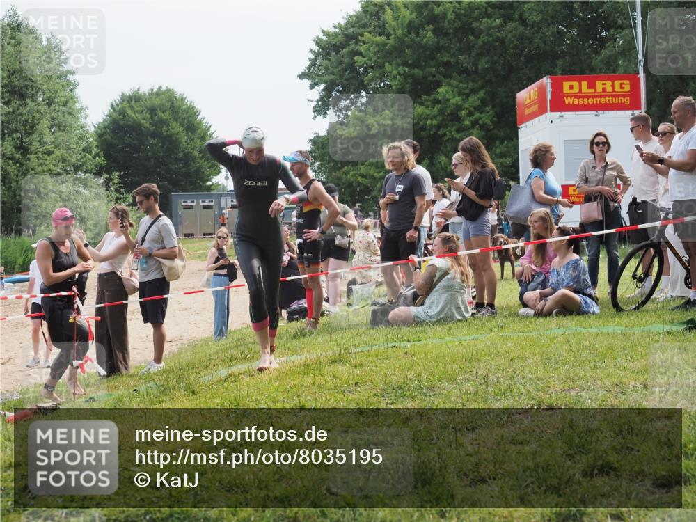 21.06.2025 - 27. Vierlanden-Triathlon KatJ http://msf.ph/oto/8035195 15.06.2025 11:19:54 Schwimmen 899, 915 meine-sportfotos.de