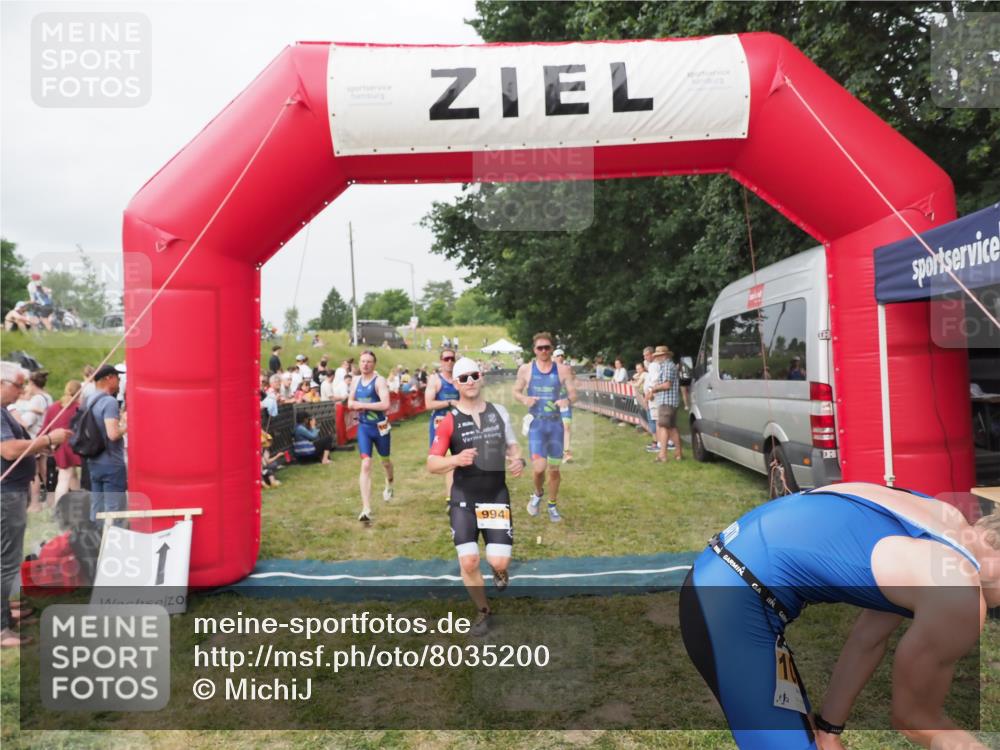 21.06.2025 - 27. Vierlanden-Triathlon MichiJ http://msf.ph/oto/8035200 15.06.2026 12:59:16 Ziel 994, 1014, 1015, 1016, 1018 meine-sportfotos.de
