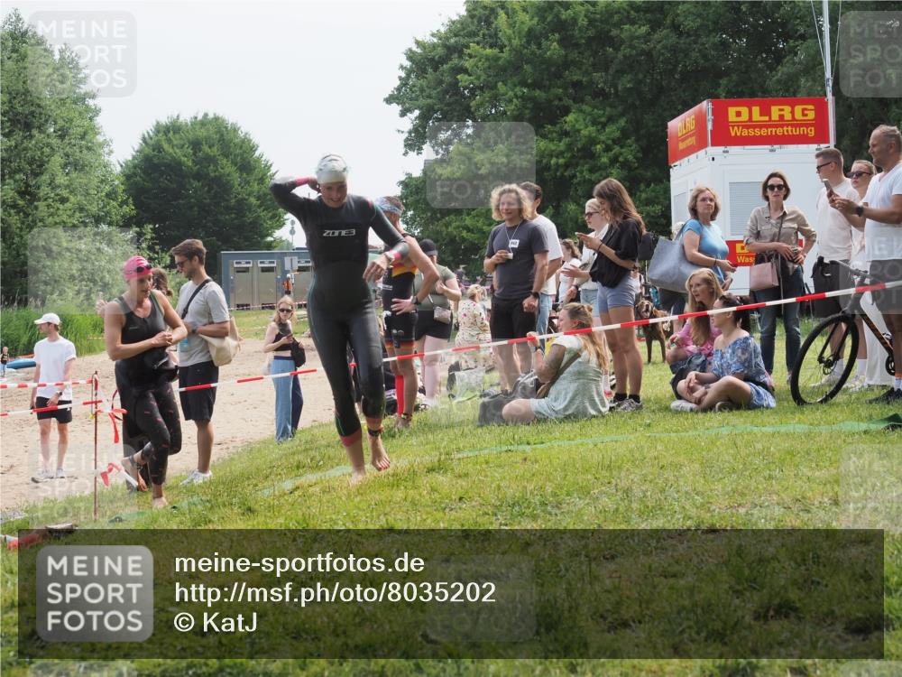 21.06.2025 - 27. Vierlanden-Triathlon KatJ http://msf.ph/oto/8035202 15.06.2025 11:19:54 Schwimmen 899, 915 meine-sportfotos.de