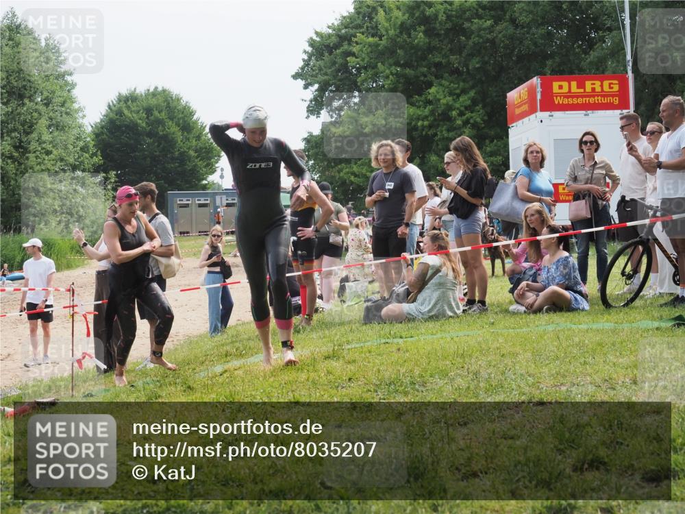 21.06.2025 - 27. Vierlanden-Triathlon KatJ http://msf.ph/oto/8035207 15.06.2025 11:19:54 Schwimmen 899, 915 meine-sportfotos.de