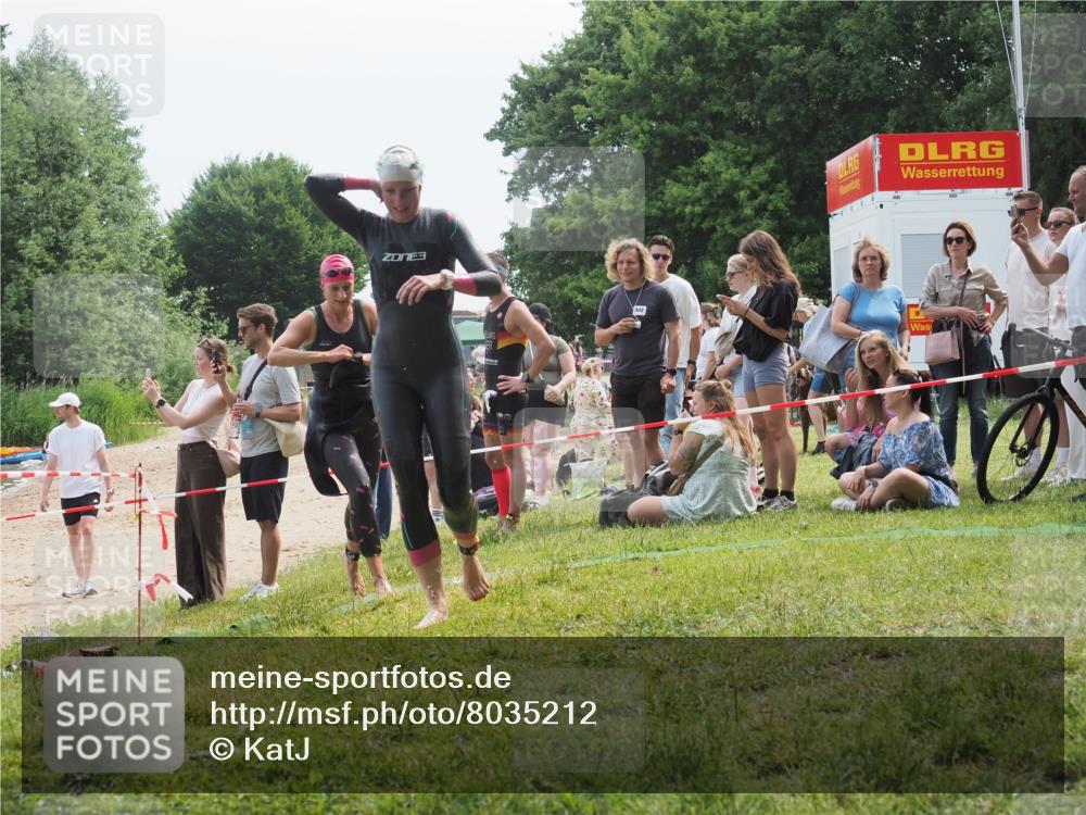 21.06.2025 - 27. Vierlanden-Triathlon KatJ http://msf.ph/oto/8035212 15.06.2025 11:19:54 Schwimmen 899, 915 meine-sportfotos.de