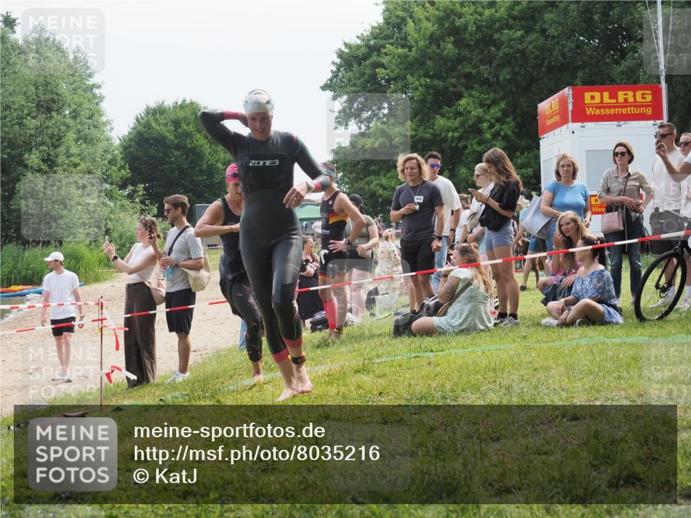 21.06.2025 - 27. Vierlanden-Triathlon KatJ http://msf.ph/oto/8035216 15.06.2025 11:19:55 Schwimmen 899, 915 meine-sportfotos.de