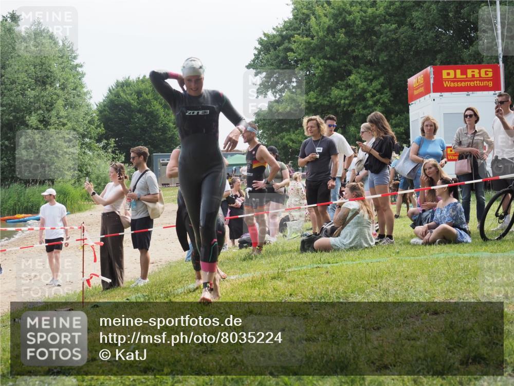 21.06.2025 - 27. Vierlanden-Triathlon KatJ http://msf.ph/oto/8035224 15.06.2025 11:19:55 Schwimmen 899, 915 meine-sportfotos.de