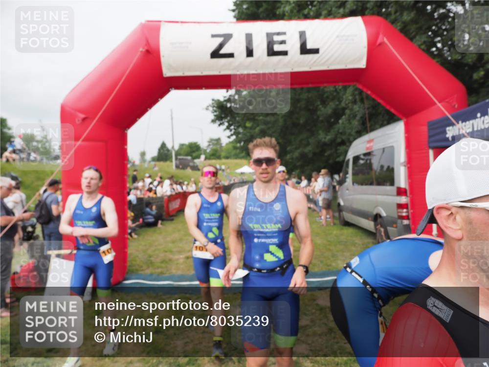 21.06.2025 - 27. Vierlanden-Triathlon MichiJ http://msf.ph/oto/8035239 15.06.2026 12:59:18 Ziel 994, 1014, 1015, 1016, 1018 meine-sportfotos.de