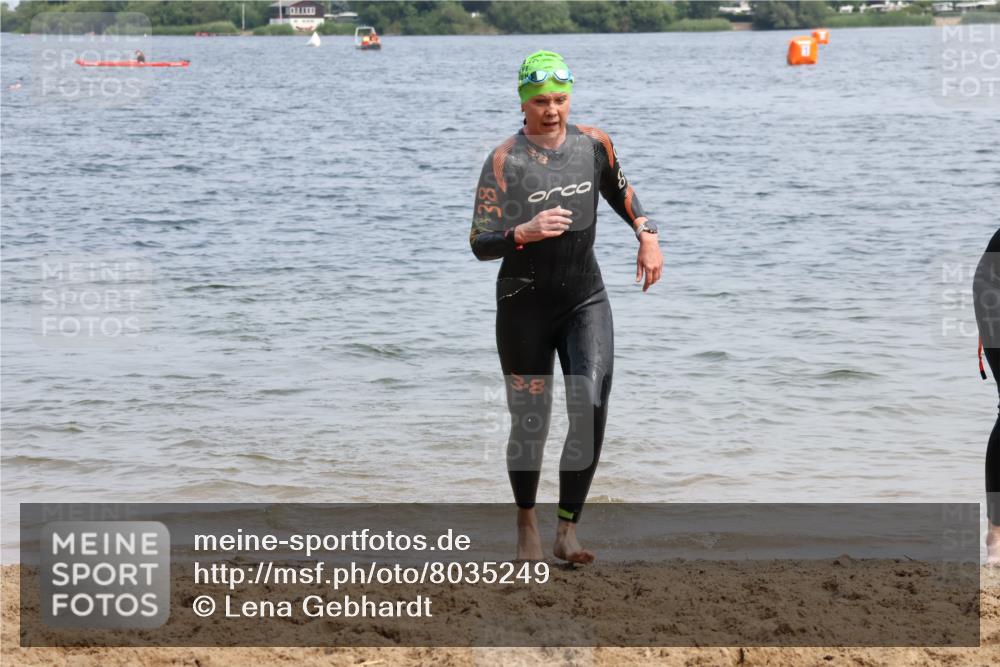 21.06.2025 - 27. Vierlanden-Triathlon Lena Gebhardt http://msf.ph/oto/8035249 15.06.2025 11:22:03 Schwimmen 917, 957 meine-sportfotos.de
