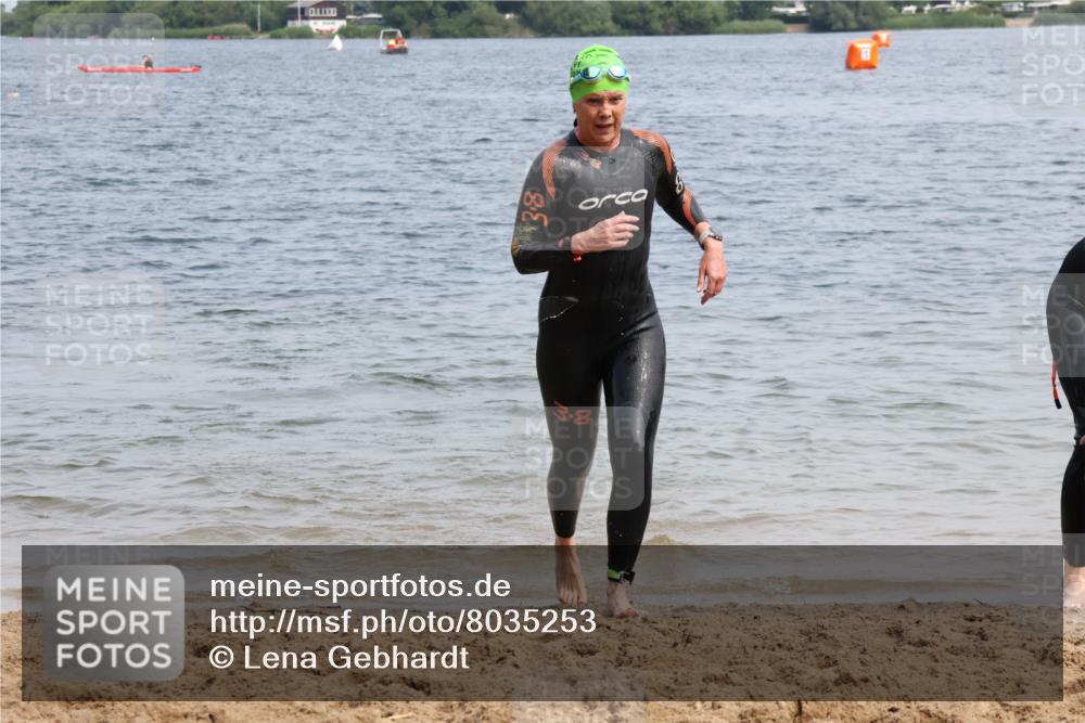21.06.2025 - 27. Vierlanden-Triathlon Lena Gebhardt http://msf.ph/oto/8035253 15.06.2025 11:22:03 Schwimmen 917, 957 meine-sportfotos.de