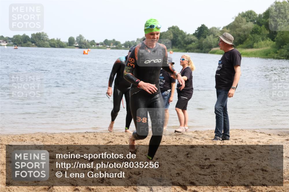 21.06.2025 - 27. Vierlanden-Triathlon Lena Gebhardt http://msf.ph/oto/8035256 15.06.2025 11:22:05 Schwimmen 913, 917, 957 meine-sportfotos.de
