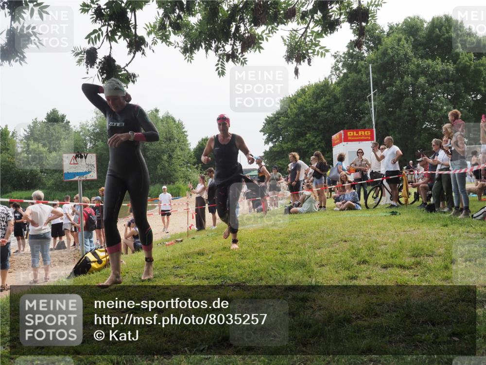 21.06.2025 - 27. Vierlanden-Triathlon KatJ http://msf.ph/oto/8035257 15.06.2025 11:19:56 Schwimmen 899, 915, 964 meine-sportfotos.de