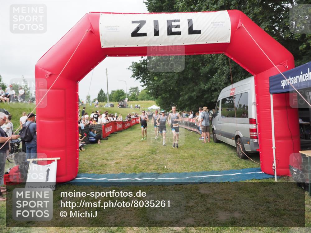 21.06.2025 - 27. Vierlanden-Triathlon MichiJ http://msf.ph/oto/8035261 15.06.2026 12:59:28 Ziel 1024, 1025, 1026, 1027 meine-sportfotos.de