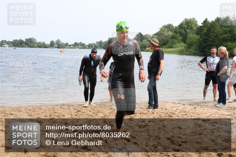 21.06.2025 - 27. Vierlanden-Triathlon Lena Gebhardt http://msf.ph/oto/8035262 15.06.2025 11:22:05 Schwimmen 913, 917, 957 meine-sportfotos.de