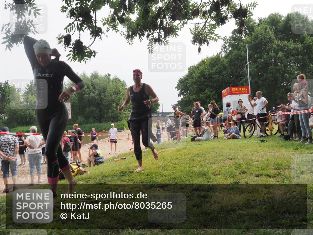 21.06.2025 - 27. Vierlanden-Triathlon KatJ http://msf.ph/oto/8035265 15.06.2025 11:19:57 Schwimmen 899, 915, 964 meine-sportfotos.de