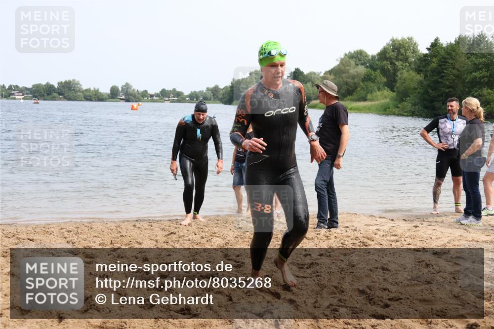 21.06.2025 - 27. Vierlanden-Triathlon Lena Gebhardt http://msf.ph/oto/8035268 15.06.2025 11:22:05 Schwimmen 913, 917, 957 meine-sportfotos.de