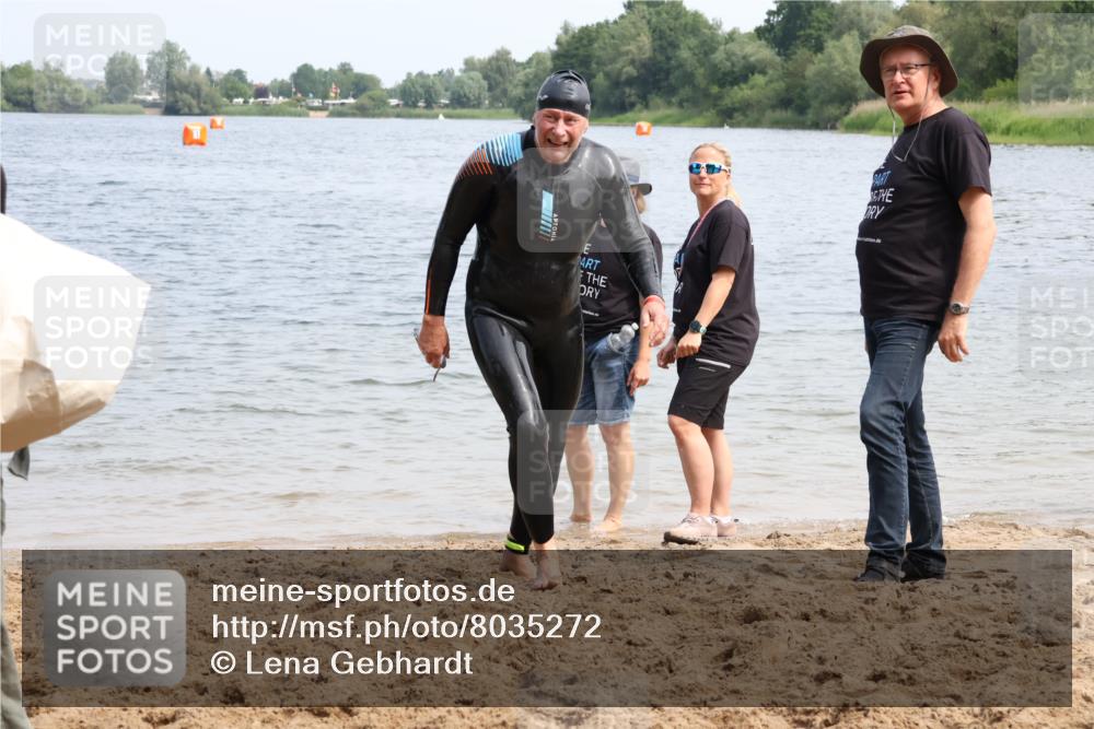 21.06.2025 - 27. Vierlanden-Triathlon Lena Gebhardt http://msf.ph/oto/8035272 15.06.2025 11:22:06 Schwimmen 913, 917, 957 meine-sportfotos.de