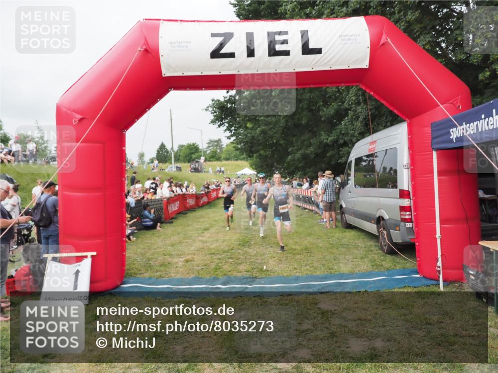 21.06.2025 - 27. Vierlanden-Triathlon MichiJ http://msf.ph/oto/8035273 15.06.2026 12:59:28 Ziel 1024, 1025, 1026, 1027 meine-sportfotos.de