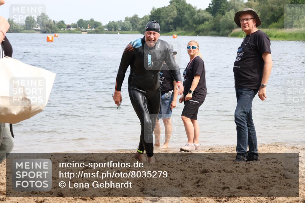 21.06.2025 - 27. Vierlanden-Triathlon Lena Gebhardt http://msf.ph/oto/8035279 15.06.2025 11:22:07 Schwimmen 913, 917, 957 meine-sportfotos.de