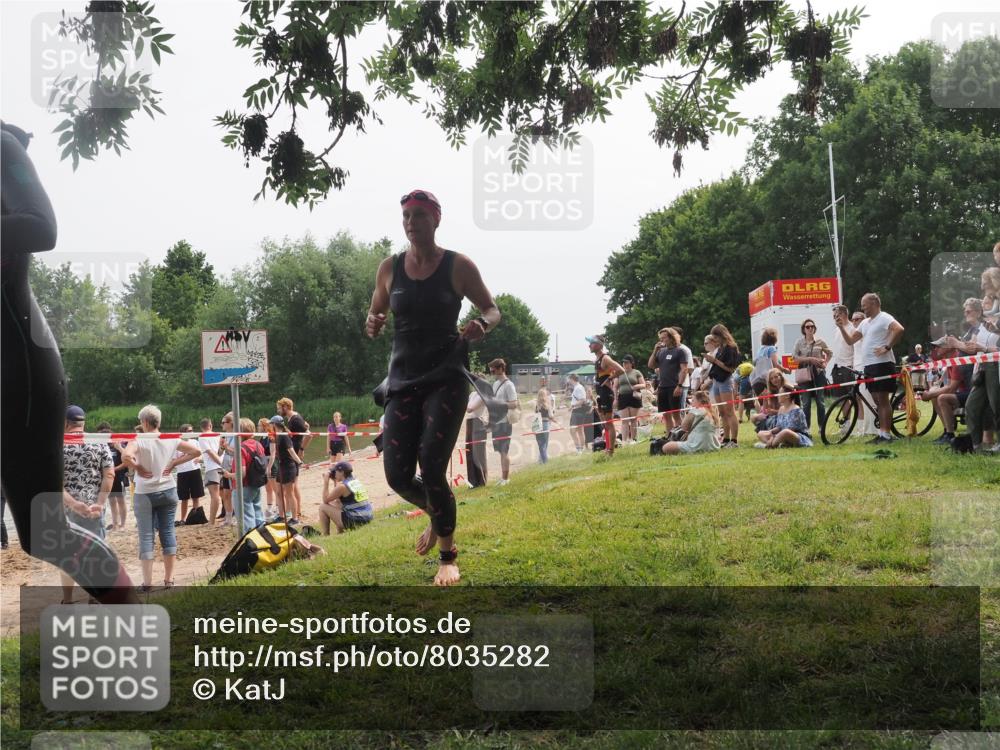 21.06.2025 - 27. Vierlanden-Triathlon KatJ http://msf.ph/oto/8035282 15.06.2025 11:19:57 Schwimmen 899, 915, 964 meine-sportfotos.de
