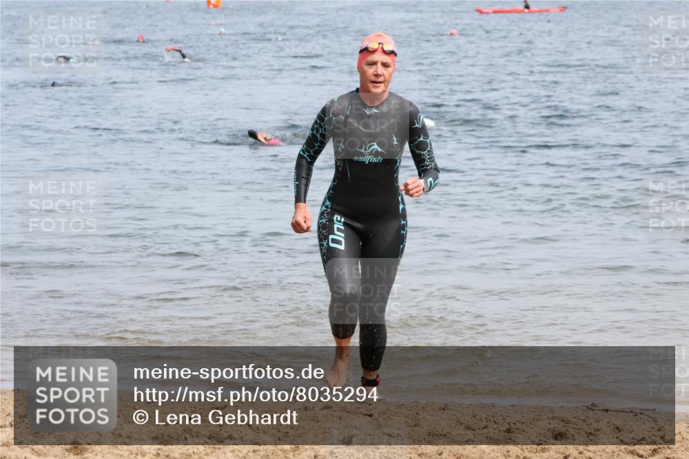 21.06.2025 - 27. Vierlanden-Triathlon Lena Gebhardt http://msf.ph/oto/8035294 15.06.2025 11:22:11 Schwimmen 913, 917, 957 meine-sportfotos.de