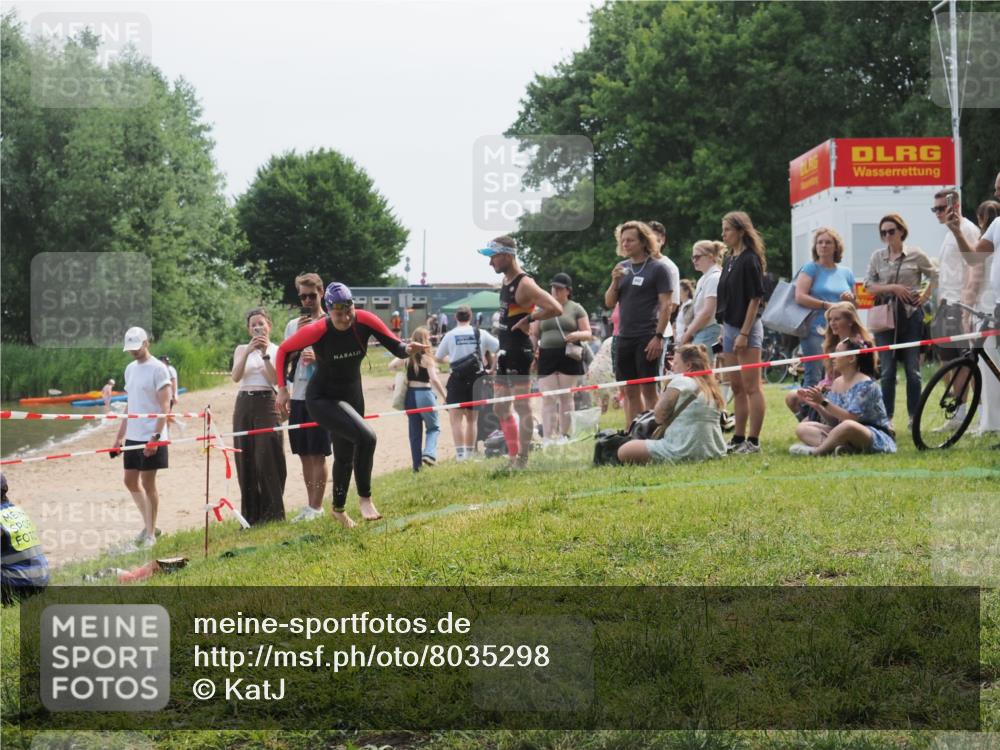 21.06.2025 - 27. Vierlanden-Triathlon KatJ http://msf.ph/oto/8035298 15.06.2025 11:20:02 Schwimmen 806, 889, 899, 915, 932, 964 meine-sportfotos.de