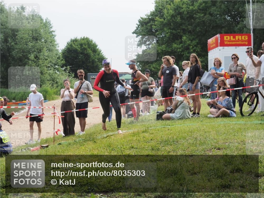 21.06.2025 - 27. Vierlanden-Triathlon KatJ http://msf.ph/oto/8035303 15.06.2025 11:20:03 Schwimmen 806, 889, 899, 915, 932, 964, 976 meine-sportfotos.de