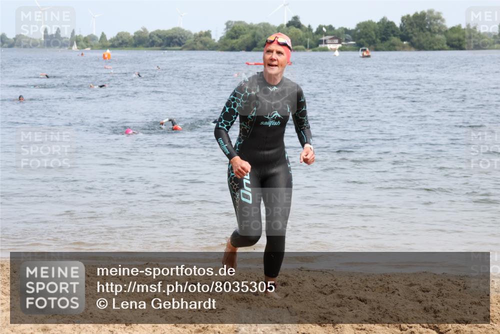 21.06.2025 - 27. Vierlanden-Triathlon Lena Gebhardt http://msf.ph/oto/8035305 15.06.2025 11:22:13 Schwimmen 913, 917, 957 meine-sportfotos.de