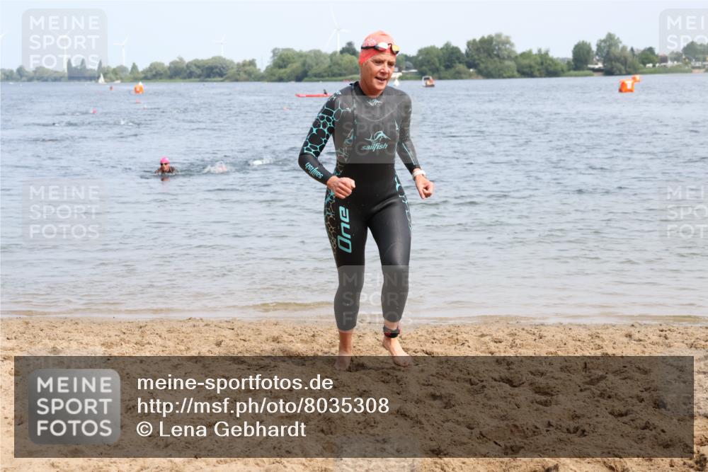 21.06.2025 - 27. Vierlanden-Triathlon Lena Gebhardt http://msf.ph/oto/8035308 15.06.2025 11:22:13 Schwimmen 913, 917, 957 meine-sportfotos.de