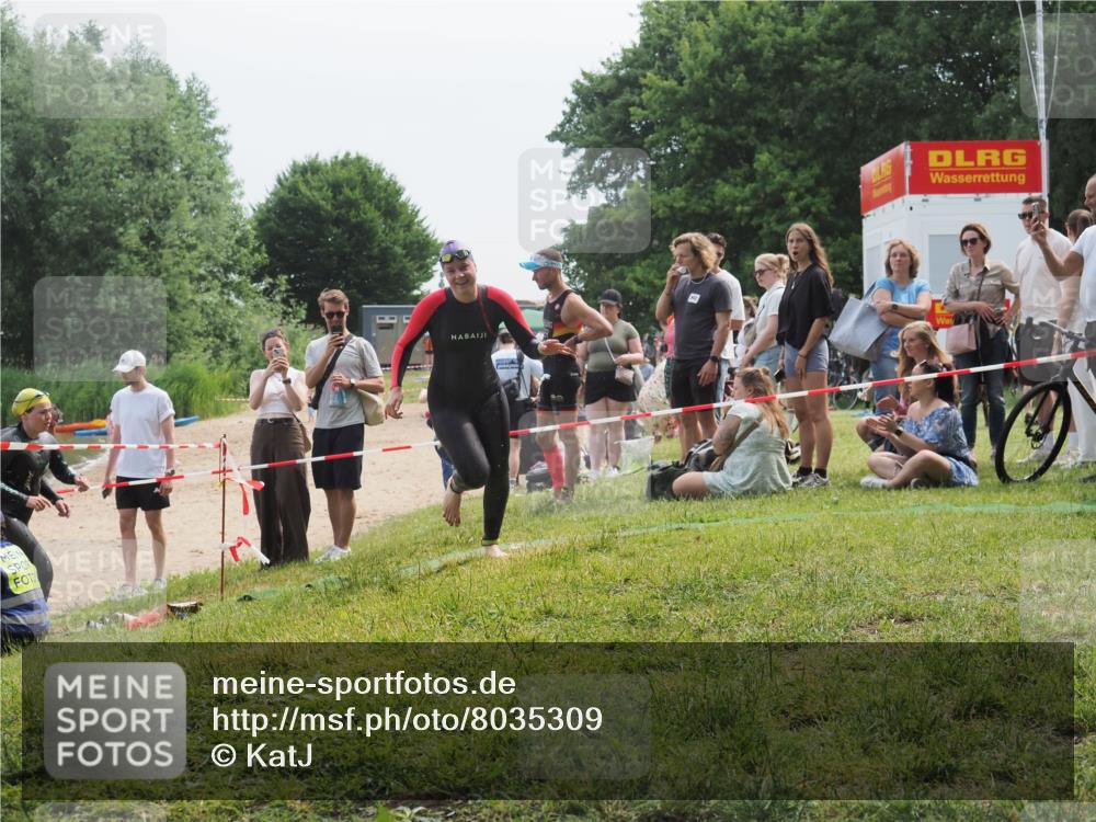 21.06.2025 - 27. Vierlanden-Triathlon KatJ http://msf.ph/oto/8035309 15.06.2025 11:20:03 Schwimmen 806, 889, 899, 915, 932, 964, 976 meine-sportfotos.de