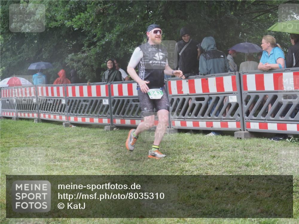 21.06.2025 - 27. Vierlanden-Triathlon KatJ http://msf.ph/oto/8035310 15.06.2025 13:51:03 Ziel 843, 1113 meine-sportfotos.de