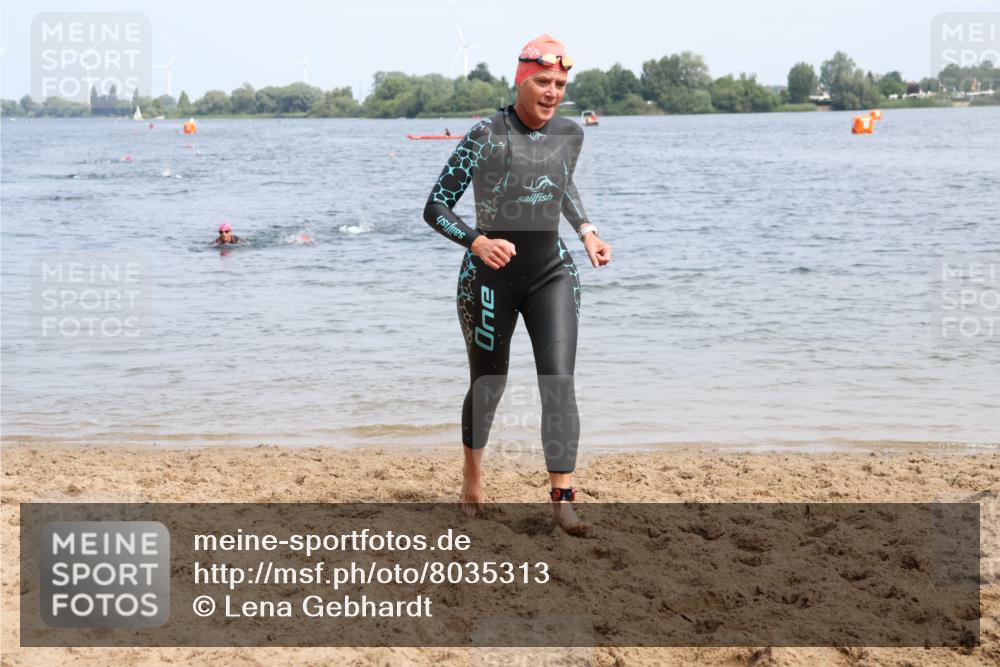 21.06.2025 - 27. Vierlanden-Triathlon Lena Gebhardt http://msf.ph/oto/8035313 15.06.2025 11:22:13 Schwimmen 913, 917, 957 meine-sportfotos.de