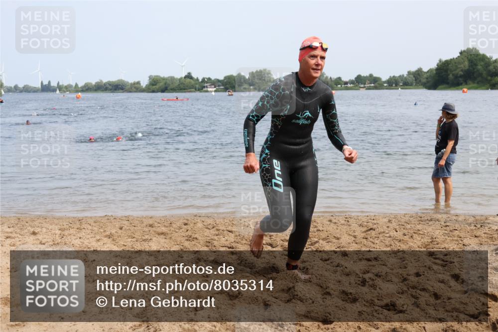 21.06.2025 - 27. Vierlanden-Triathlon Lena Gebhardt http://msf.ph/oto/8035314 15.06.2025 11:22:14 Schwimmen 913, 917, 957 meine-sportfotos.de