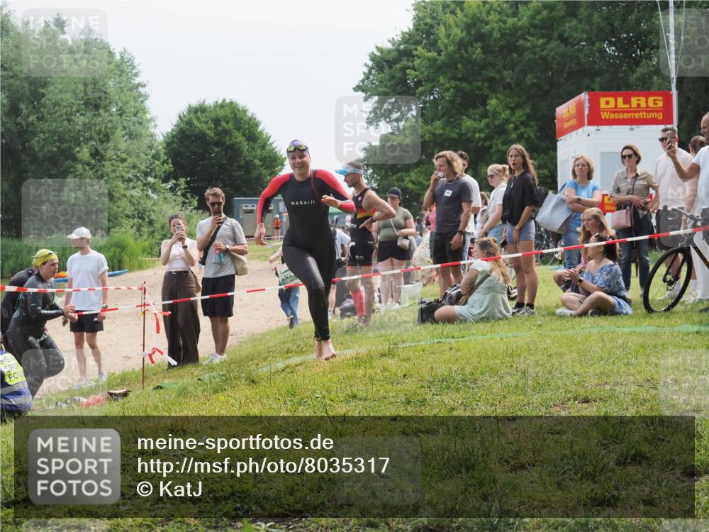 21.06.2025 - 27. Vierlanden-Triathlon KatJ http://msf.ph/oto/8035317 15.06.2025 11:20:03 Schwimmen 806, 889, 899, 915, 932, 964, 976 meine-sportfotos.de