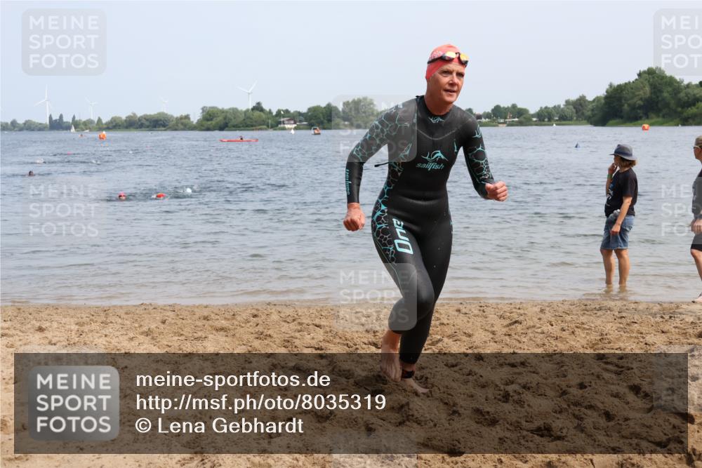 21.06.2025 - 27. Vierlanden-Triathlon Lena Gebhardt http://msf.ph/oto/8035319 15.06.2025 11:22:14 Schwimmen 913, 917, 957 meine-sportfotos.de