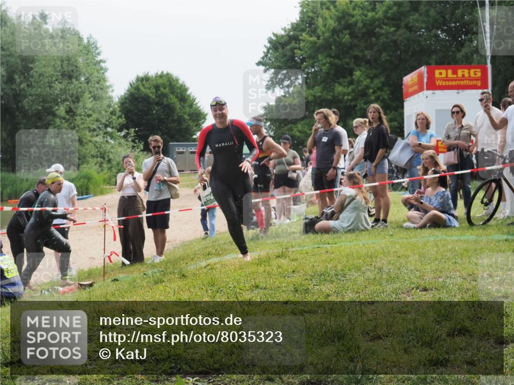 21.06.2025 - 27. Vierlanden-Triathlon KatJ http://msf.ph/oto/8035323 15.06.2025 11:20:03 Schwimmen 806, 889, 899, 915, 932, 964, 976 meine-sportfotos.de